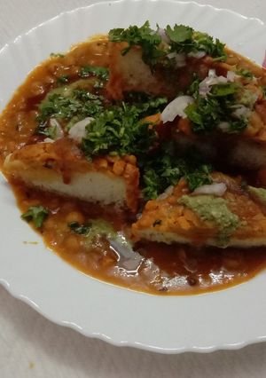 A picture of Ragda Vadapav.
