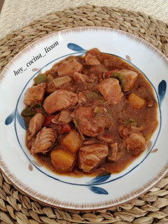 Una foto de Pollo guisado con verduras