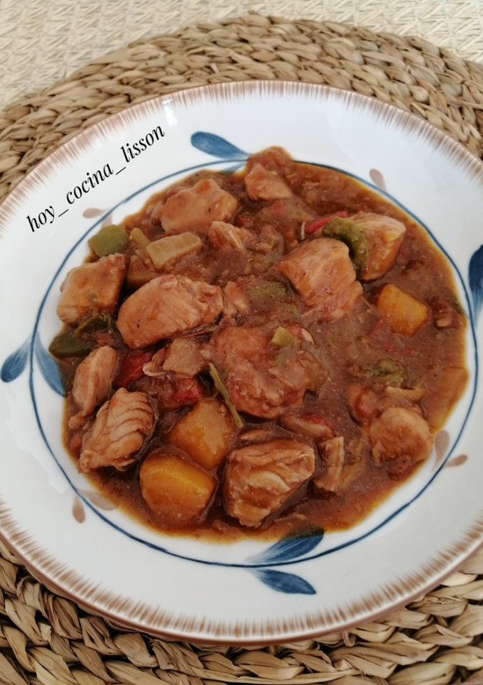 Una foto de Pollo guisado con verduras
