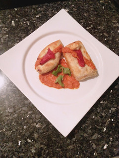 Una foto de Formas de tortilla hojaldrada con salsa de pimientos