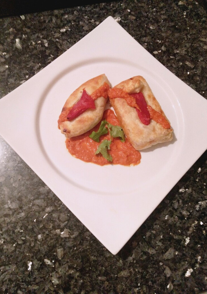 Una foto de Formas de tortilla hojaldrada con salsa de pimientos