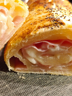 Foto di Rotolo di pasta sfoglia con mortadella