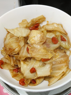 A picture of Round cabbage and goji berry.