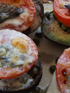 Una foto de Aguacates (paltas) rellenos y horneados con albahaca