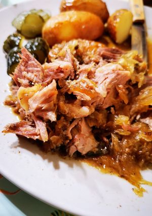 Borsos-fokhagymás kéregben sült lapocka savanyú káposzta ágyon recept fotója