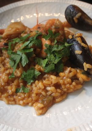 Una foto de Arroz con marisco al pisto