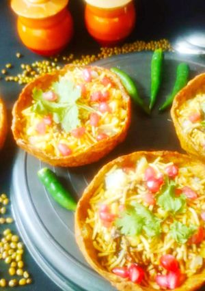 हरा मूंग और आटे की कटोरी चाट (hara moong aur aate ki katori chaat recipe in Hindi) रेसिपी मुख्य फोटो