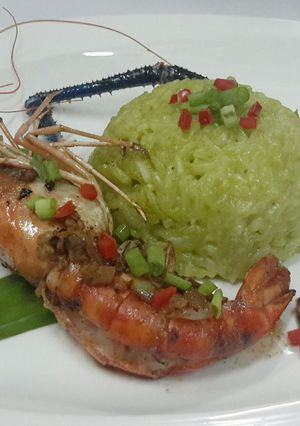 A picture of Thai Jasmine Rice Cooked with Aroma Pandan Leaves Serve with Garlic and Pepper Prawn.