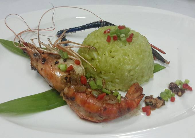 Thai Jasmine Rice Cooked with Aroma Pandan Leaves Serve with Garlic and Pepper Prawn