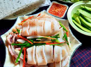 Hình của món Mực hấp hành gừng.