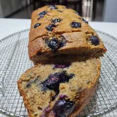Una foto de Budín integral de banana y arándanos