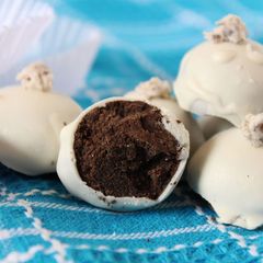 Easy White Chocolate Oreo Balls Using 3 Ingredients A picture of Easy White Chocolate Oreo Balls Using 3 Ingredients.