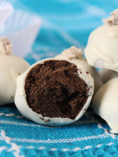 A picture of Easy White Chocolate Oreo Balls Using 3 Ingredients.