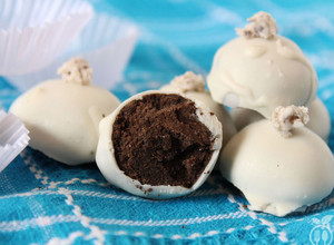 A picture of Easy White Chocolate Oreo Balls Using 3 Ingredients.