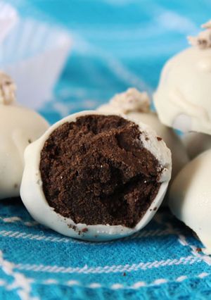 A picture of Easy White Chocolate Oreo Balls Using 3 Ingredients.
