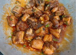 Hình của món Sườn xào chua ngọt.