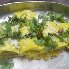 A picture of Khandvi.