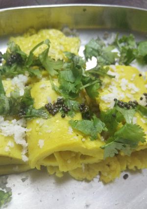A picture of Khandvi.