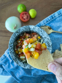 Una foto de Pico de gallo con mango