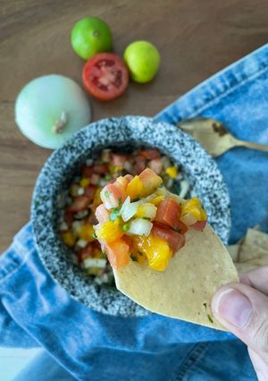 Una foto de Pico de gallo con mango