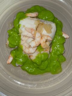 Una foto de Lomos de Merluza y Gambas con Crema de guisantes 🫛
