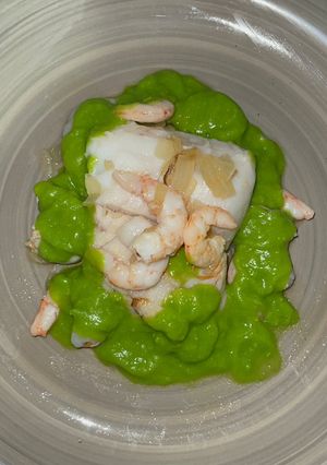 Una foto de Lomos de Merluza y Gambas con Crema de guisantes 🫛