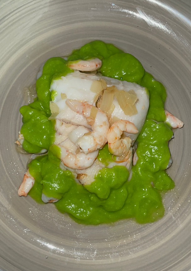 Una foto de Lomos de Merluza y Gambas con Crema de guisantes 🫛