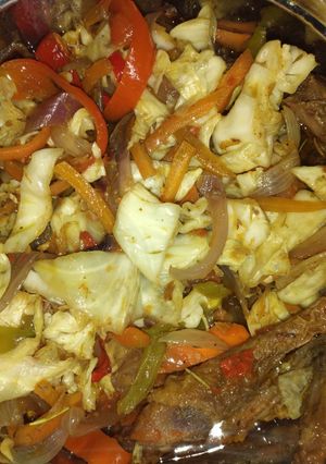 A picture of Chicken and vegetable stir fry.