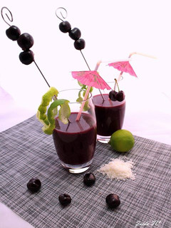 Una foto de Batido de cerezas, coco rallado y lima