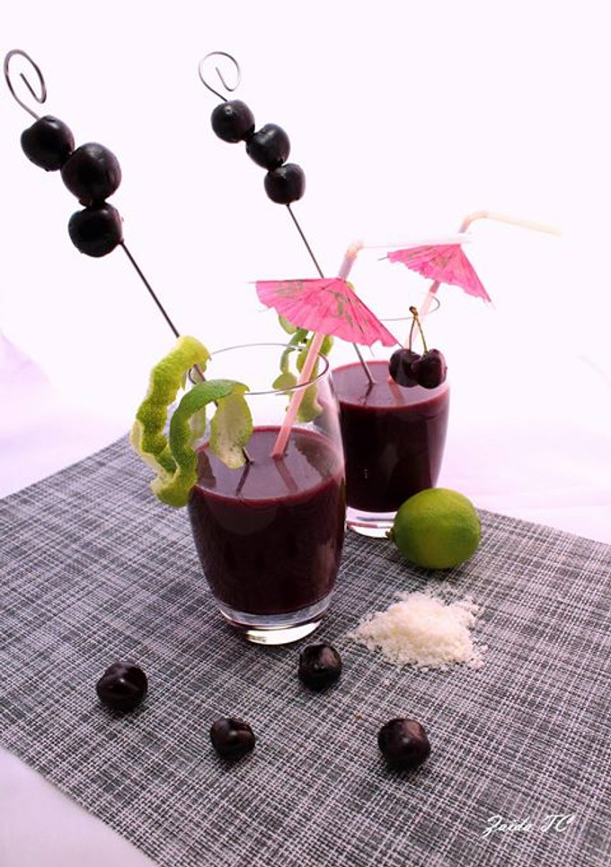 Una foto de Batido de cerezas, coco rallado y lima