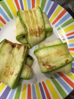 Una foto de Paquetitos de calabacín rellenos de setas y gambas