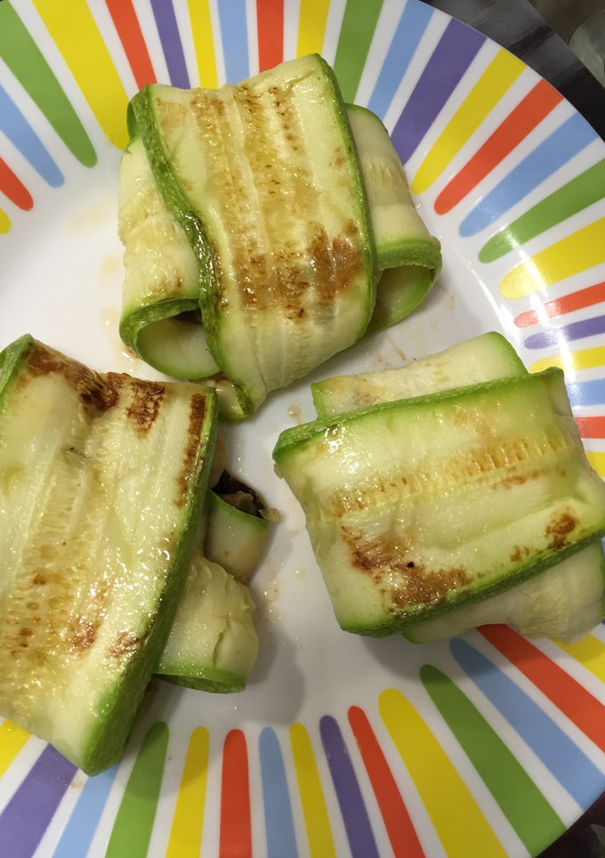 Una foto de Paquetitos de calabacín rellenos de setas y gambas