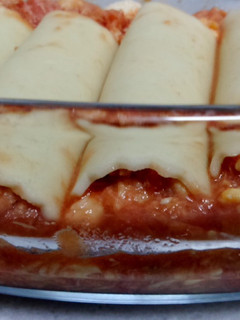 Una foto de Canelones de atún, huevo duro y piñones