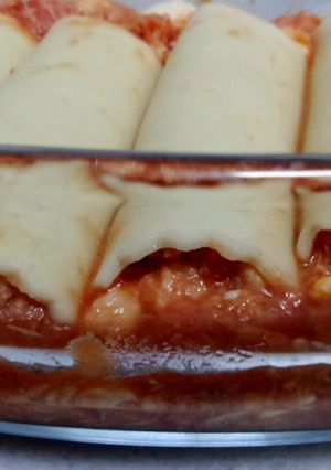 Una foto de Canelones de atún, huevo duro y piñones