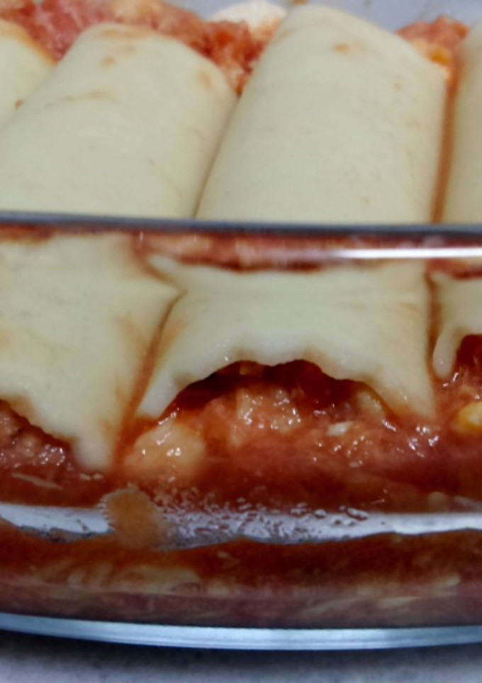 Una foto de Canelones de atún, huevo duro y piñones