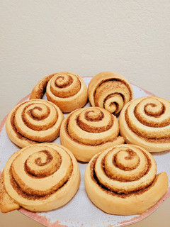 Una foto de Rollitos de canela / cinnamon rolls