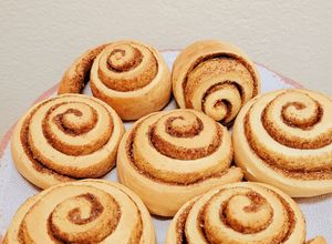 Una foto de Rollitos de canela / cinnamon rolls