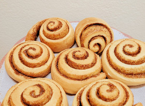 Una foto de Rollitos de canela / cinnamon rolls