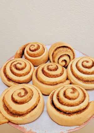 Una foto de Rollitos de canela / cinnamon rolls