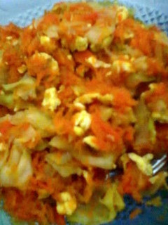 A picture of Orak arik (carrot and cabbage mix).