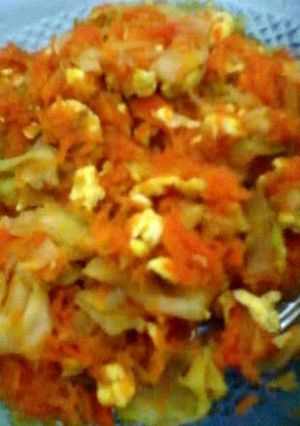 A picture of Orak arik (carrot and cabbage mix).