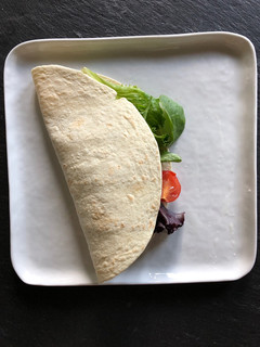 Une photo de Wrap au thon et crudités