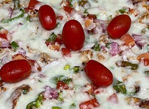 صورة لوصفة بيتزا 🍕 بيبروني وطماطم كرزية