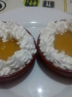 Una foto de tartaleta de crema de naranja con merenge 