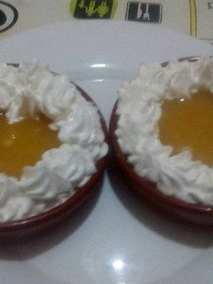 Una foto de tartaleta de crema de naranja con merenge