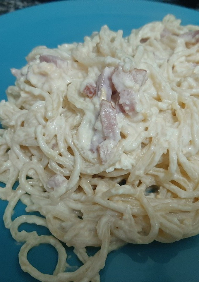 Una foto de Spaghetti a la carbonara con huevo