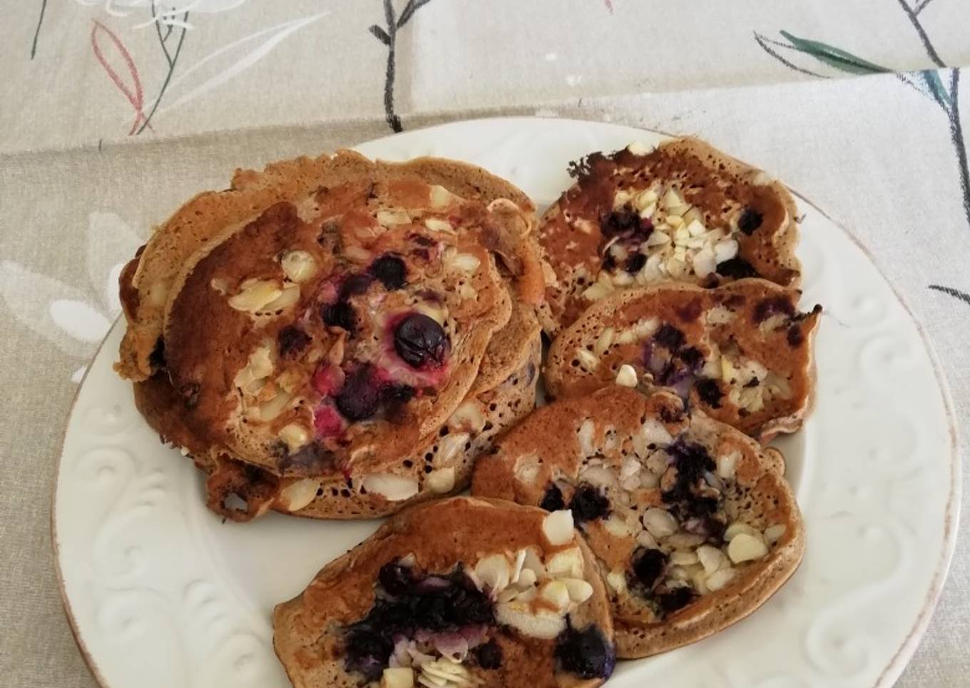 Pancakes aux fruits rouges, farine de châtaigne et lait d'amande