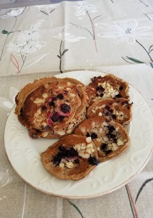 Une photo de Pancakes aux fruits rouges, farine de châtaigne et lait d'amande