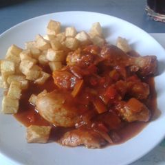A picture of Pollo al chilindrón (Spanish style chicken).