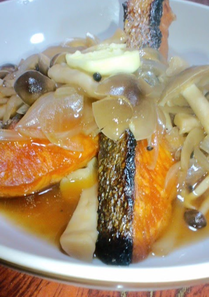 A picture of Easy Sautéed Salmon and Mushroom with Butter and Soy Sauce.